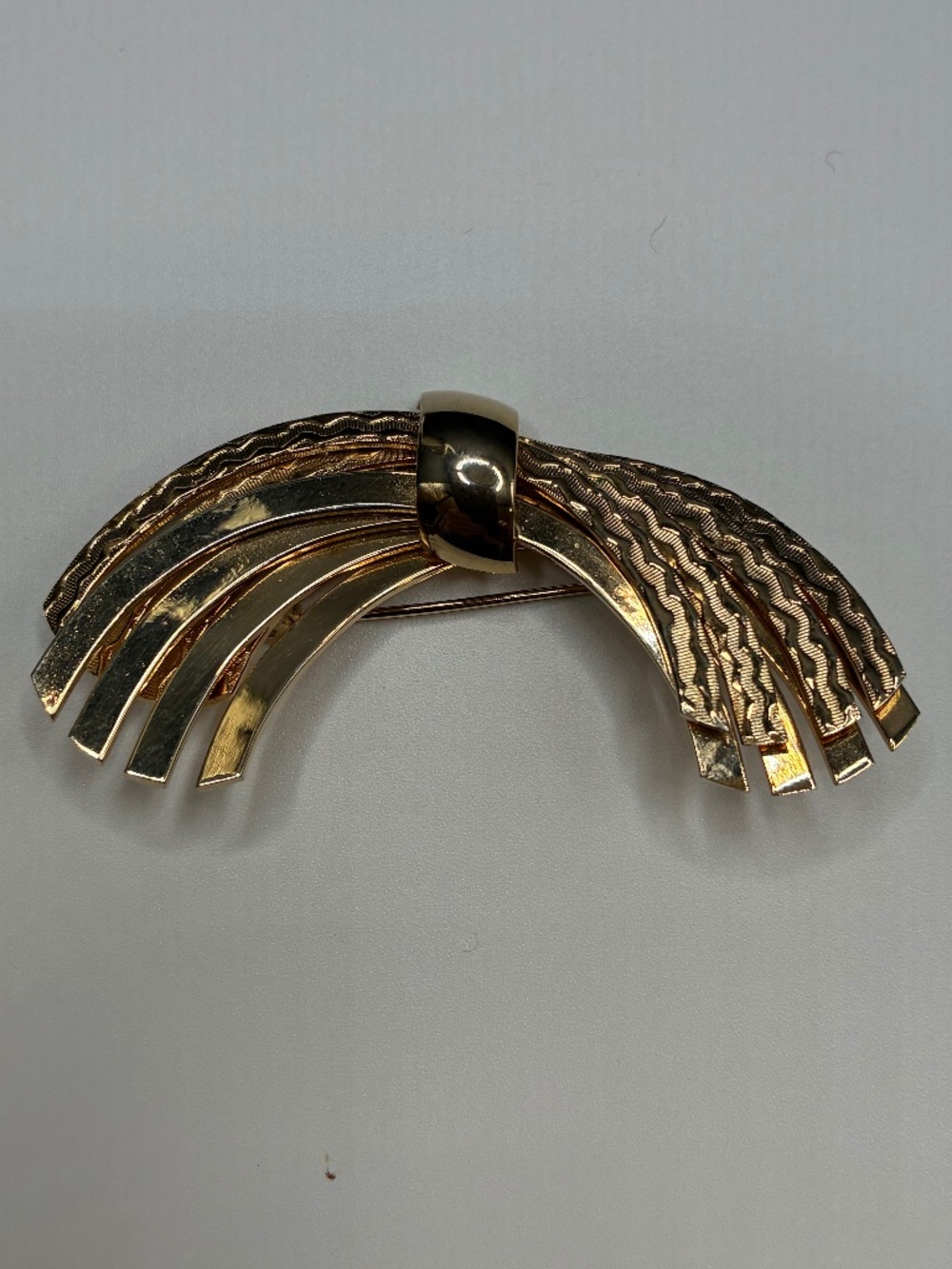 Vintage 1960’s Kramer gold-tone arched fan design ribbon brooch